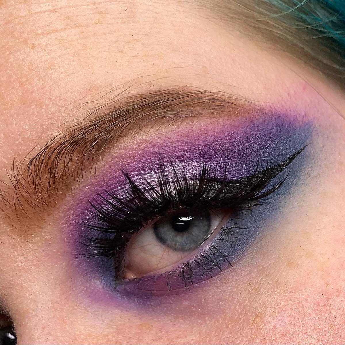 hellaciousfx's tweet image. I used the @JeffreeStar Blood Lust palette in the shades Vivid Mood, Scandal Water, Blood Queen and Vile Serpent 

Also used the shade Ranch from the Jeffree x @shanedawson Conspiracy palette for the shimmer on the lid 🖤

Absolute favourite lashes from Xliena in the style Luna