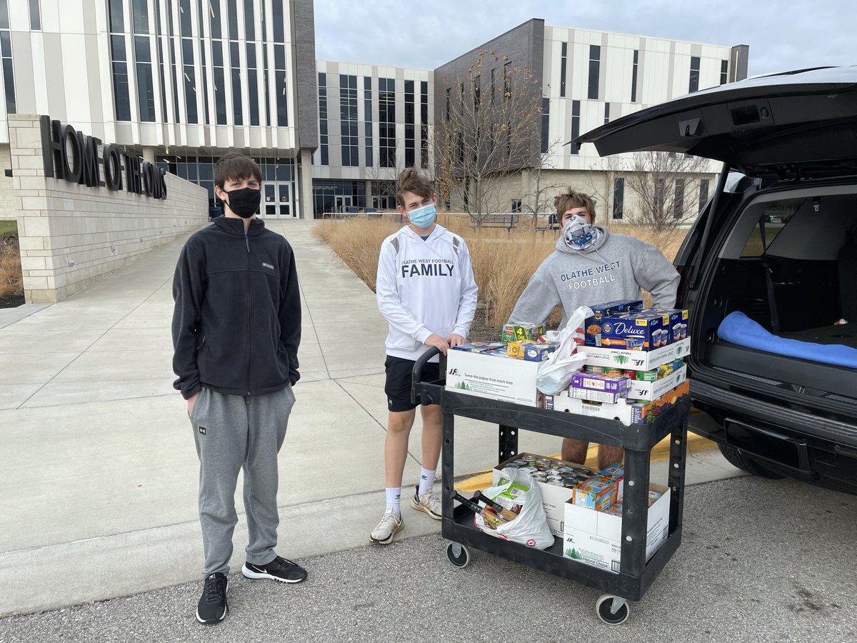 MamaSetley's tweet photo. Give A Hoot project COMPLETE!! The kids loaded up the truck and goodies were delivered this afternoon. Pastor Kathy was so kind and already has families lined up to receive the food. #OWGiveaHoot ⁦@OlatheWestOwls⁩ https://t.co/kQDxxk2rFy