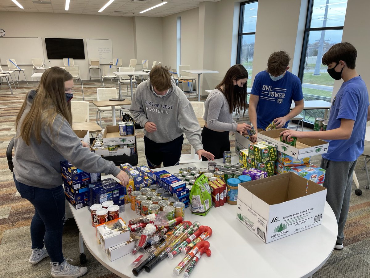 MamaSetley's tweet photo. Give A Hoot project COMPLETE!! The kids loaded up the truck and goodies were delivered this afternoon. Pastor Kathy was so kind and already has families lined up to receive the food. #OWGiveaHoot ⁦@OlatheWestOwls⁩ https://t.co/kQDxxk2rFy