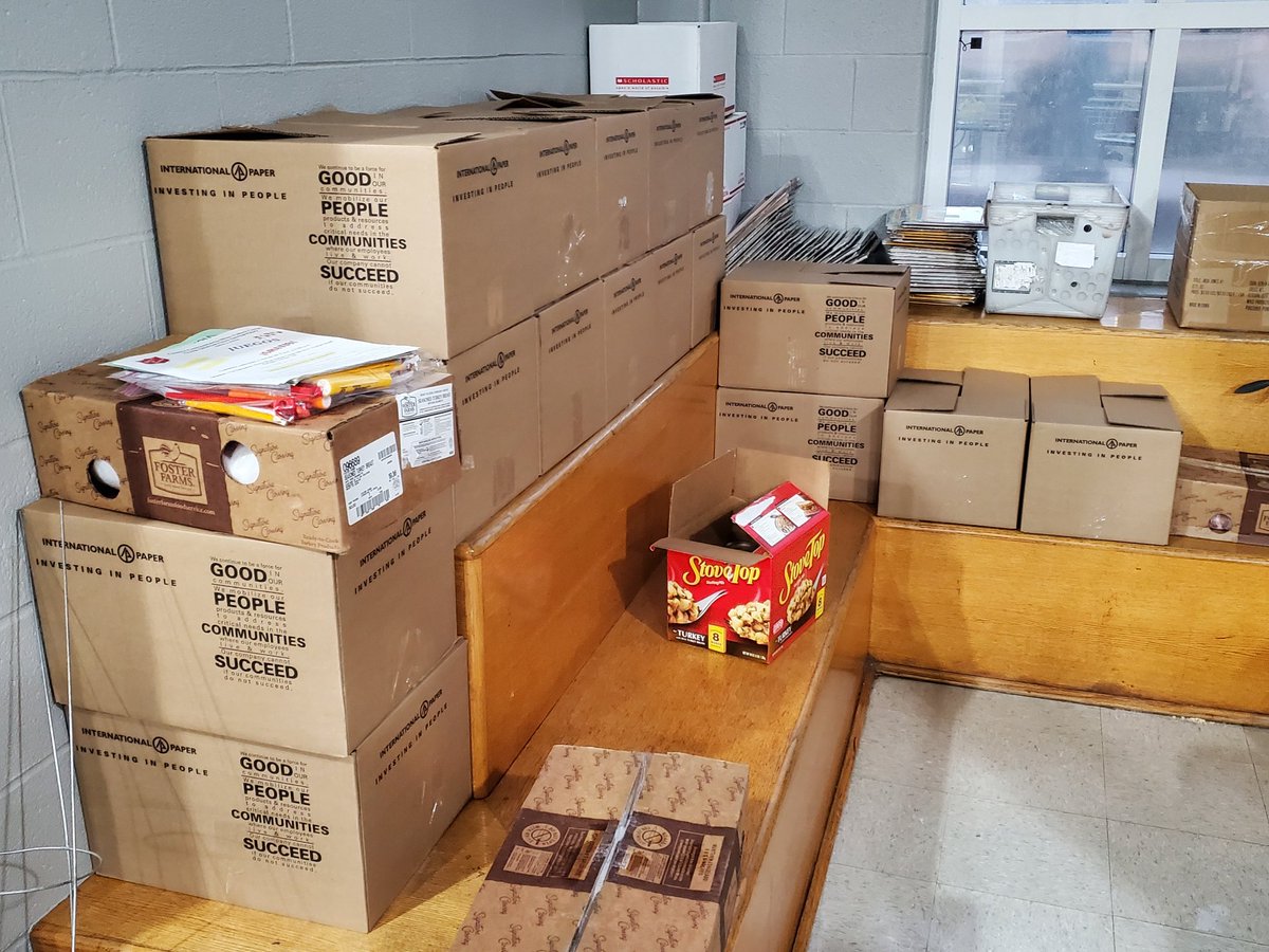 leahstarr11's tweet photo. School Supplies and Turkey Dinners for Trailwoods Families! Thanks to the amazing people at Reach KC Church and The Salvation Army. @KCPS_Trailwoods https://t.co/k7bLLRF6Tg