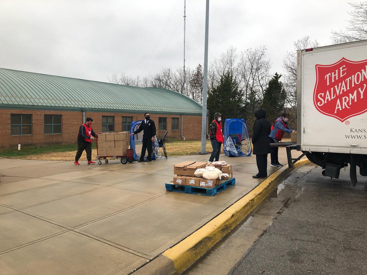 leahstarr11's tweet photo. School Supplies and Turkey Dinners for Trailwoods Families! Thanks to the amazing people at Reach KC Church and The Salvation Army. @KCPS_Trailwoods https://t.co/k7bLLRF6Tg
