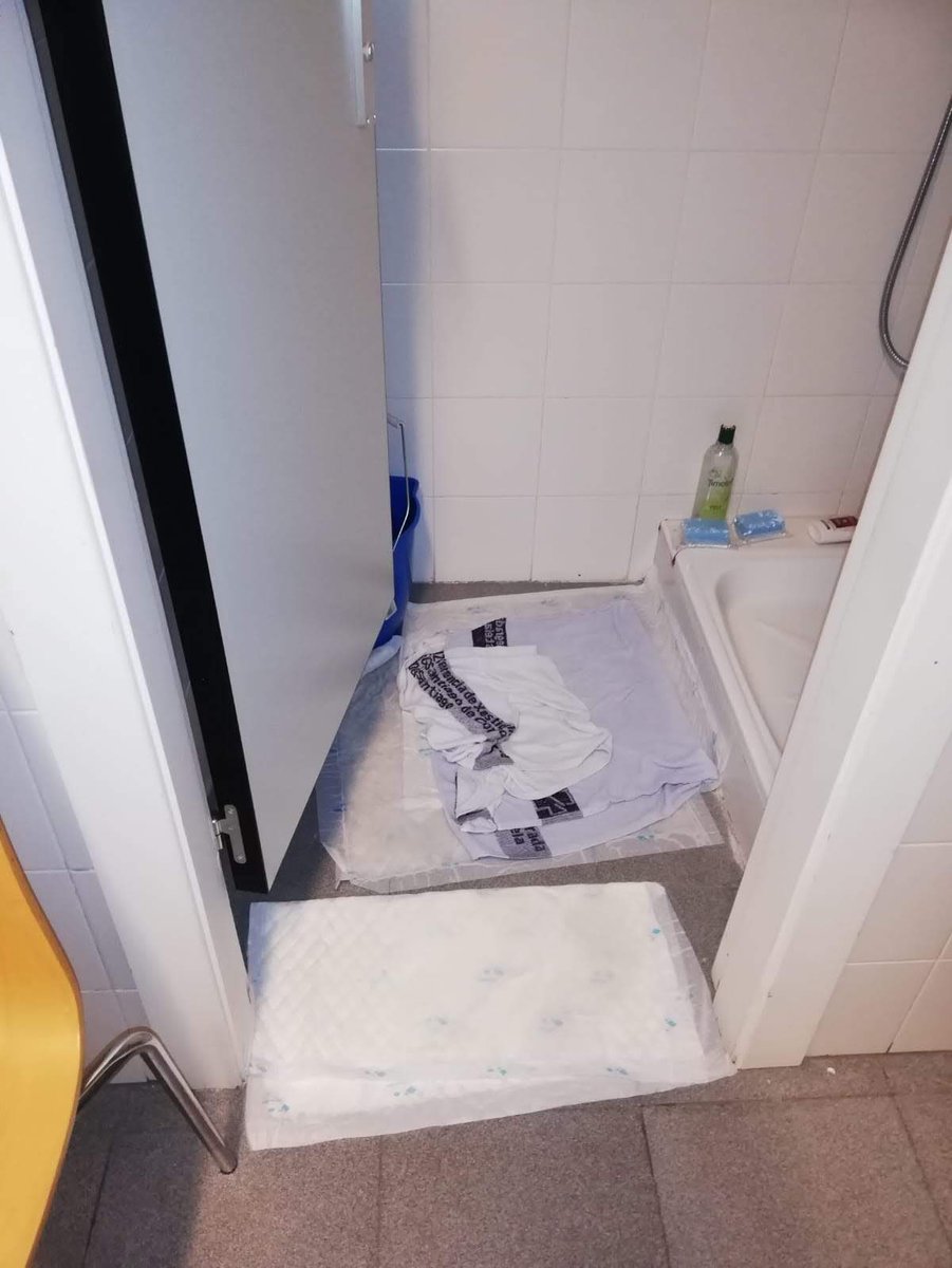 UCIACHUS's tweet photo. 8. Que nos den unos vestuarios decentes para el personal, ya que solo disponemos de una ducha en el de mujeres y otra en el de hombres y mínimo en el turno entre las dos UCIs somos más de 25 personas. Y cómo podéis observar están en unas condiciones deplorables. https://t.co/CELzVpRtVL
