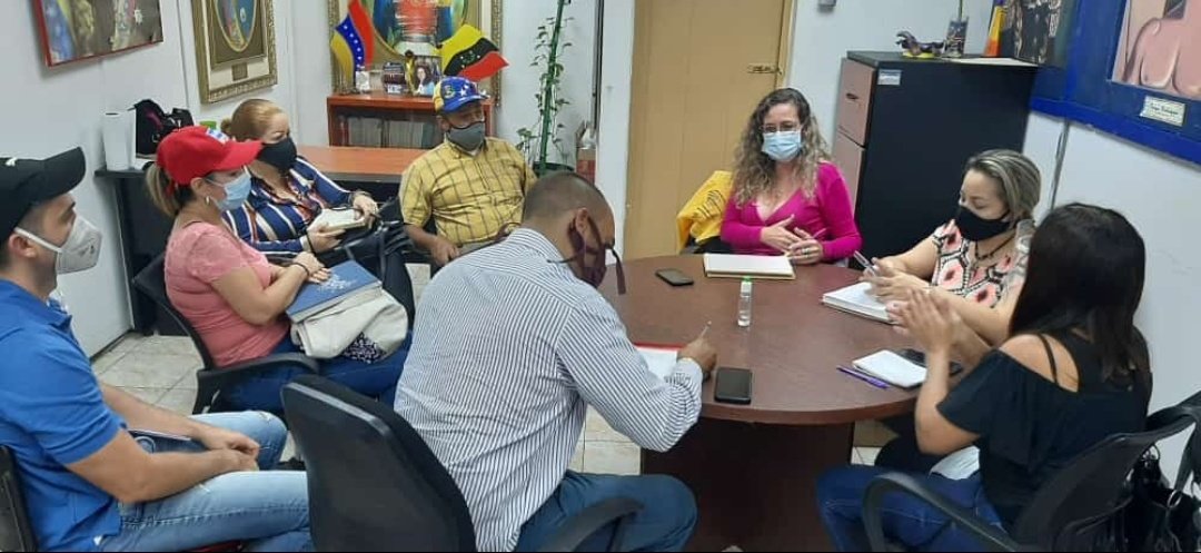 Cumpliendo con las orientaciones del Comandante <a href="/FreddyBernal/">Freddy Bernal</a>, Jefa del Gabinete Social del Protectorado, <a href="/charlychaves/">Charly Rojas Chaves</a>, se reunió con representantes del Servicio Autónomo de Registros y Notarías de la entidad para conocer la atención que le brindan al pueblo.