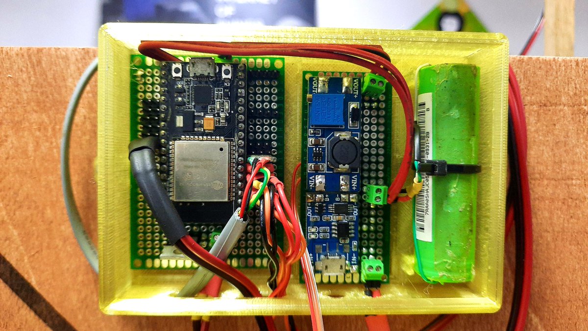 diallo_mm's tweet photo. Fisrt prototype du projet, on déploie et débute les tests pr un bon moment 😎
#Make_in #fablab #IOT
#insideODC
#kebetu https://t.co/sACg1o2NlI