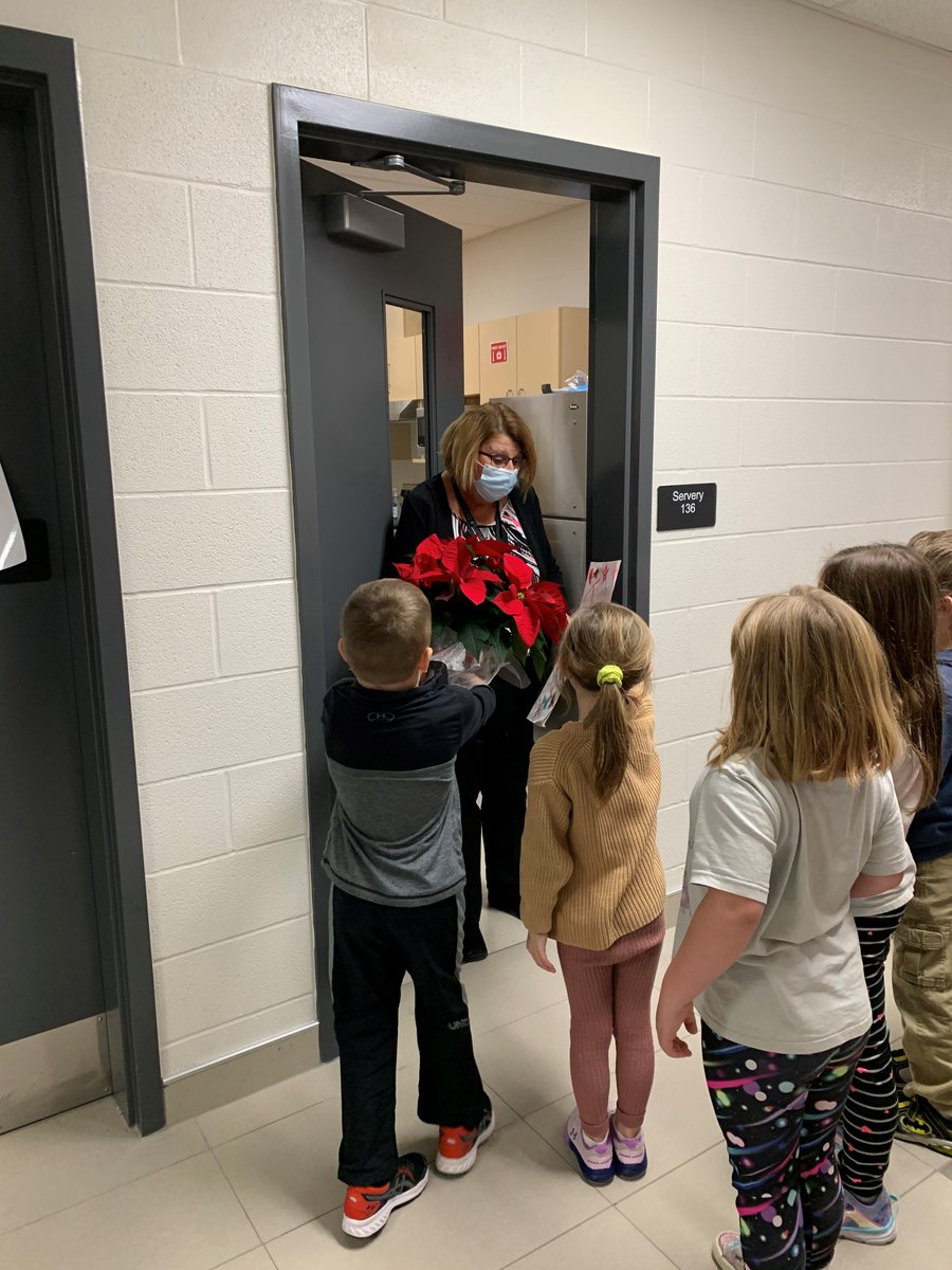 MericiCs's tweet photo. Spreading acts of kindness to our secretaries and our recess supervisors. #CougarStrong #BetterTogether @SCCDSB https://t.co/uEIb8yCyjw