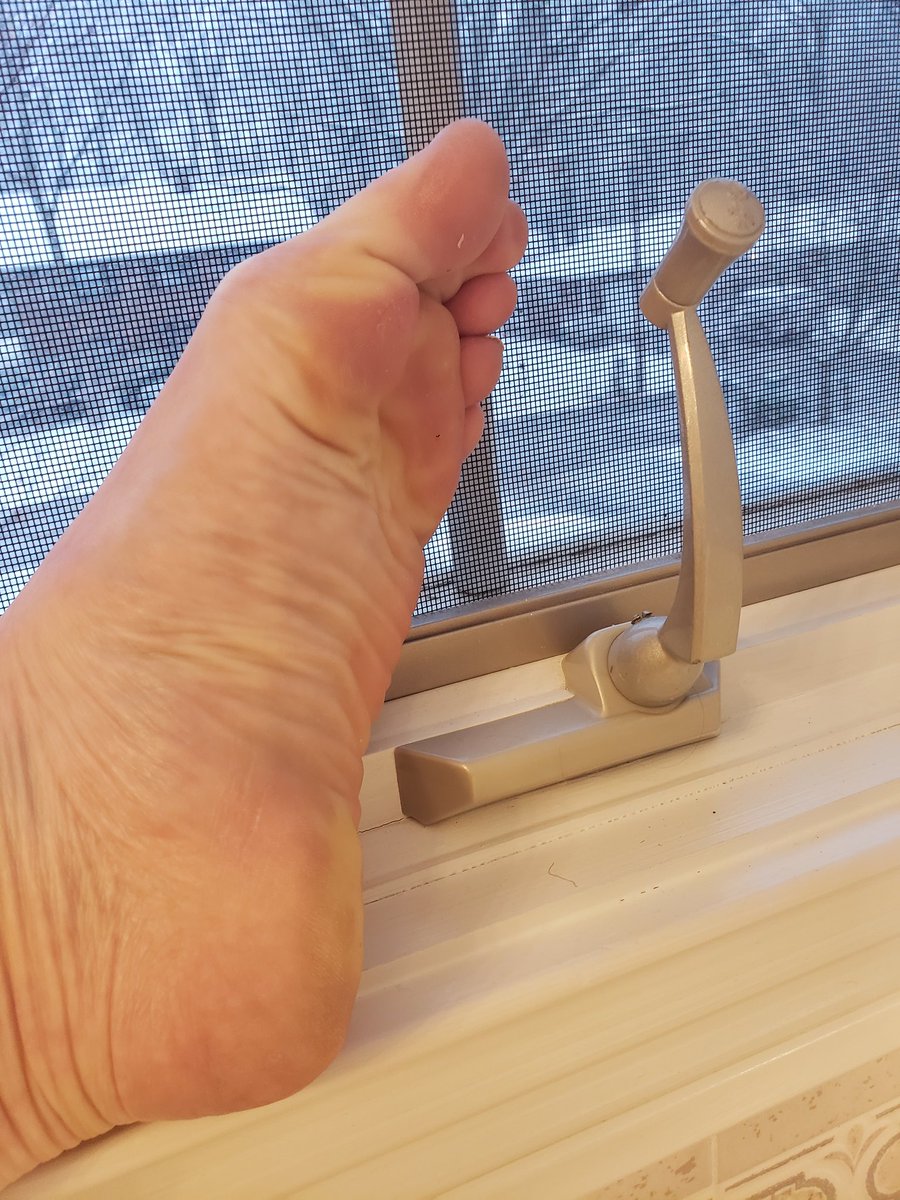 frittsy73's tweet photo. I need sunny warm weather!! 😫👣🥶🤬 https://t.co/UIgq3utYaK