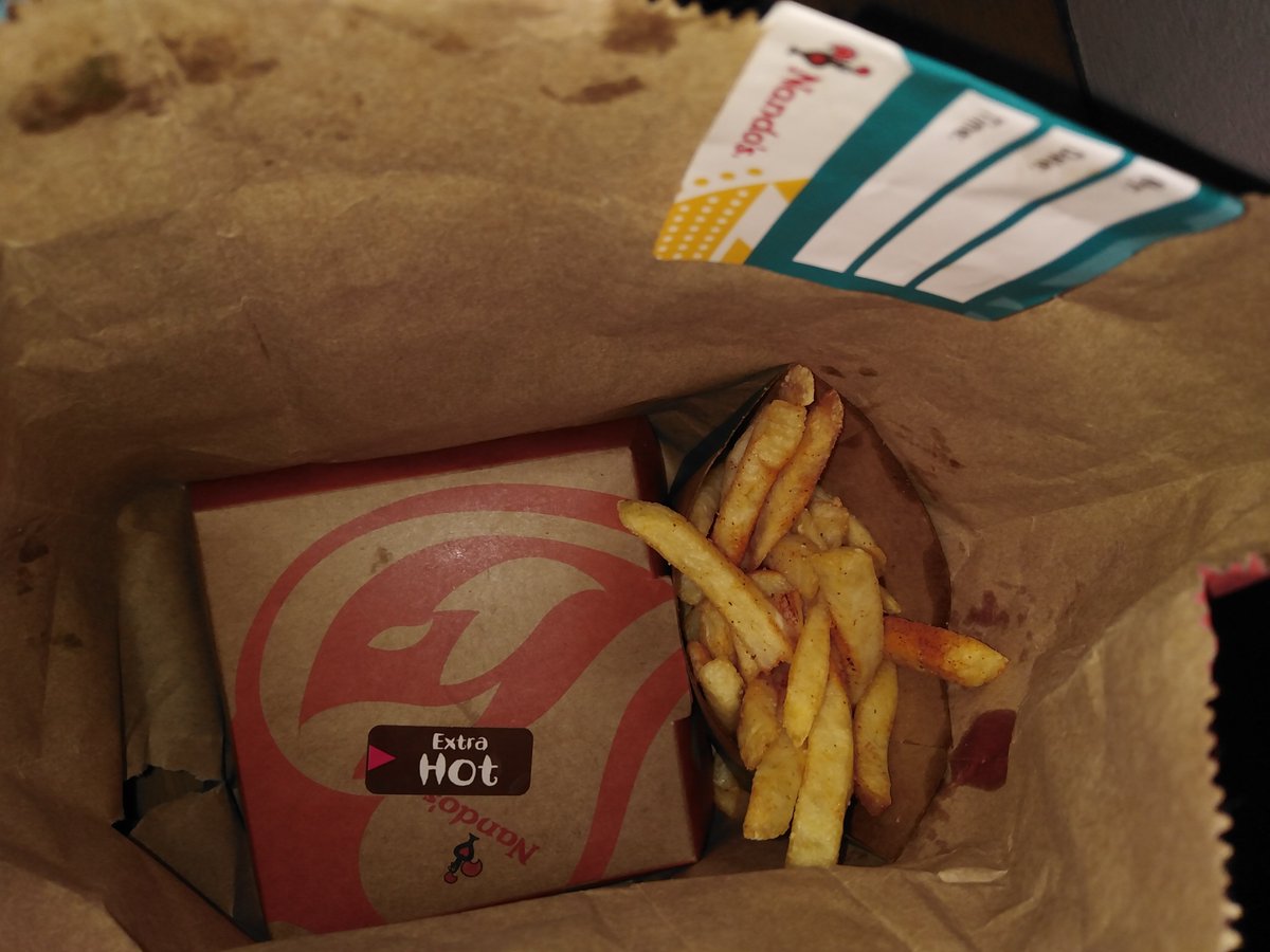 RataReaorata's tweet photo. Bathong @NandosSA, sauce-nyana for dichips?
Ai, I'll just dip them in the xtra hot burger sauce. 😂🤤😂 https://t.co/McrwKapofQ