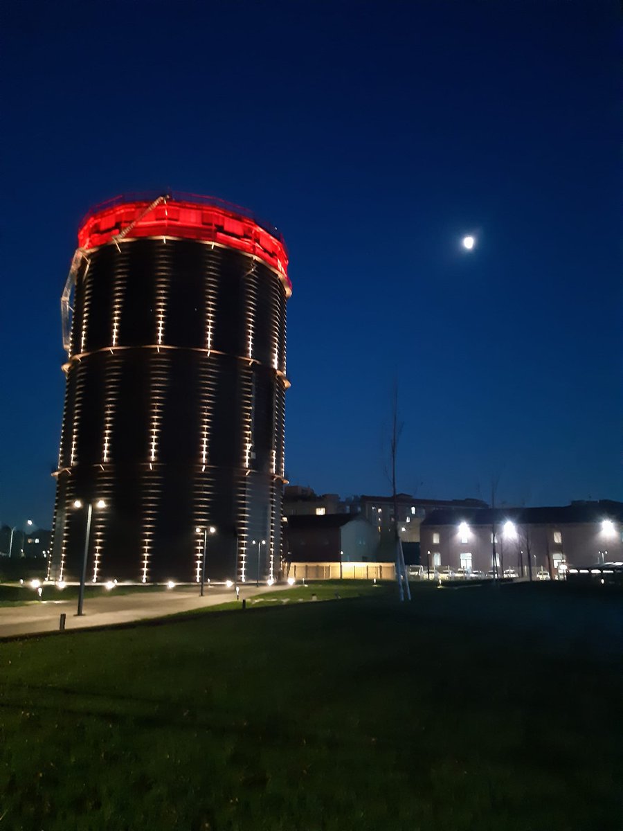 Il gasometro di <a href="/GruppoHera/">GruppoHera</a> a #Bologna si tinge di rosso contro la #violenzasulledonne. Domani è la giornata internazionale, anche i simboli sono importanti. pic.x.com/xHVq5Uglv3
