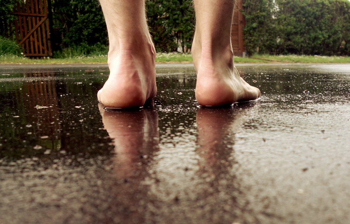 InfluencerMX's tweet photo. #MustRead Quítate los zapatos🦶y neutraliza los radicales libres. Esta técnica conocida como earthing nos re conecta con la naturaleza y sus beneficios. ¿Quieres saber más? 👉 https://t.co/96Qb6gggFP https://t.co/e5eVXvBrMw