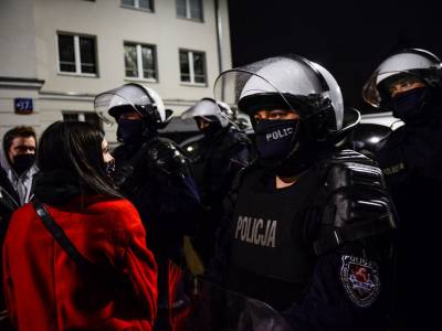 hvw_intl's tweet photo. Polish authorities must stop persecuting and intimidating protesters      #humanityvoicewatch     #Poland  #Protests     @cvoule @Dunja_Mijatovic @StevePeers @rmack @adhofstra    https://t.co/HtPir7eoI9 https://t.co/HIBSzYmFsQ