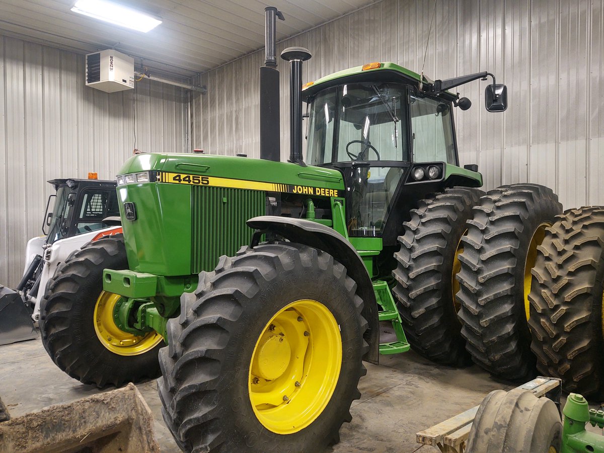 Trac_USA's tweet photo. One of the sharpest 4455's on the market toady! Check out this 1991 John Deere 4455 MFWD for sale with only 6,800 Hours. Ready to go to work with the 15 Speed PowerShift, OEM Front Fenders, and brand New Firestone Duals. Give us a call or message us for more details! https://t.co/LCpwHgHqeT