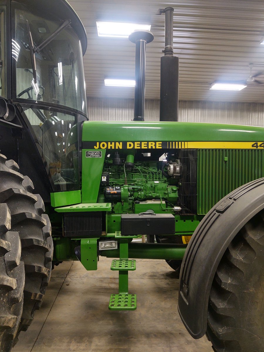 Trac_USA's tweet photo. One of the sharpest 4455's on the market toady! Check out this 1991 John Deere 4455 MFWD for sale with only 6,800 Hours. Ready to go to work with the 15 Speed PowerShift, OEM Front Fenders, and brand New Firestone Duals. Give us a call or message us for more details! https://t.co/LCpwHgHqeT