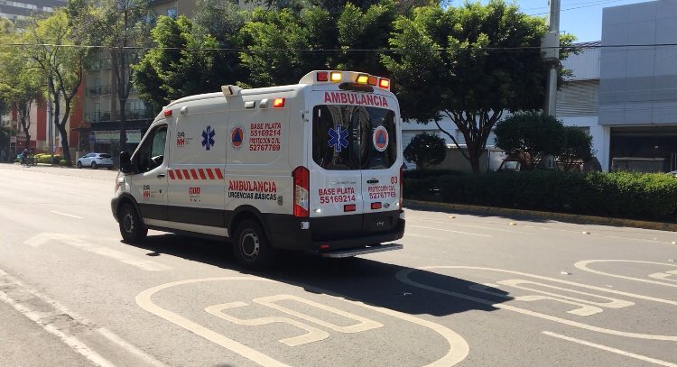fonseca04's tweet photo. @AlcaldiaMHmx @SSPCMexico la #ambulancias 03 de la @AlcaldiaMHmx sin placas les #avento la unidad a las #manifestantes #mujeres en la esquina de eje 1 pte Cuauhtemoc y eje 8 sur Popocatepetl #atropellando mochilas y cosas que tenían ahí por mucha urgencia esto no está bien. https://t.co/tytsXE9NQi