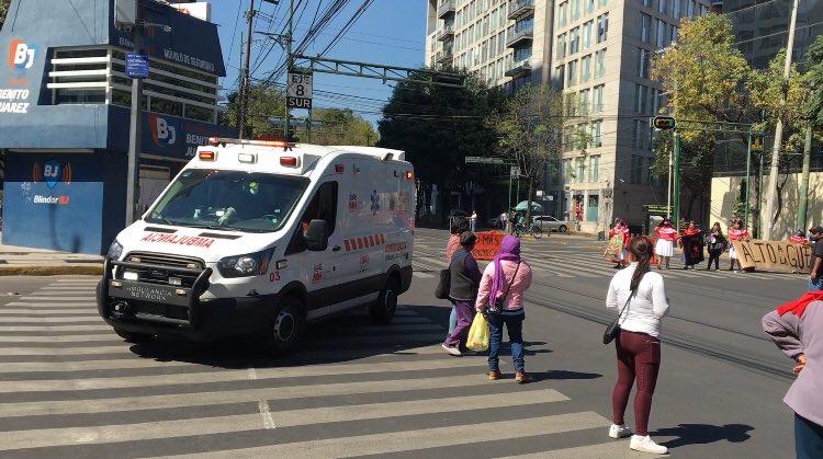 fonseca04's tweet photo. @AlcaldiaMHmx @SSPCMexico la #ambulancias 03 de la @AlcaldiaMHmx sin placas les #avento la unidad a las #manifestantes #mujeres en la esquina de eje 1 pte Cuauhtemoc y eje 8 sur Popocatepetl #atropellando mochilas y cosas que tenían ahí por mucha urgencia esto no está bien. https://t.co/tytsXE9NQi