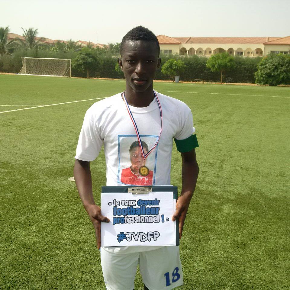 EspoirsduFoot's tweet photo. • 2015 : Amadou Haidara, capitaine de l'académie JMG à Bamako au Mali pose avec l'affiche de notre livre "Je veux devenir footballeur professionnel !"
• 2020 : Amadou Haidara est titulaire avec le RB Leipzig contre le PSG en Ligue des Champions.
#JVDFP https://t.co/gOPhdg5a3E