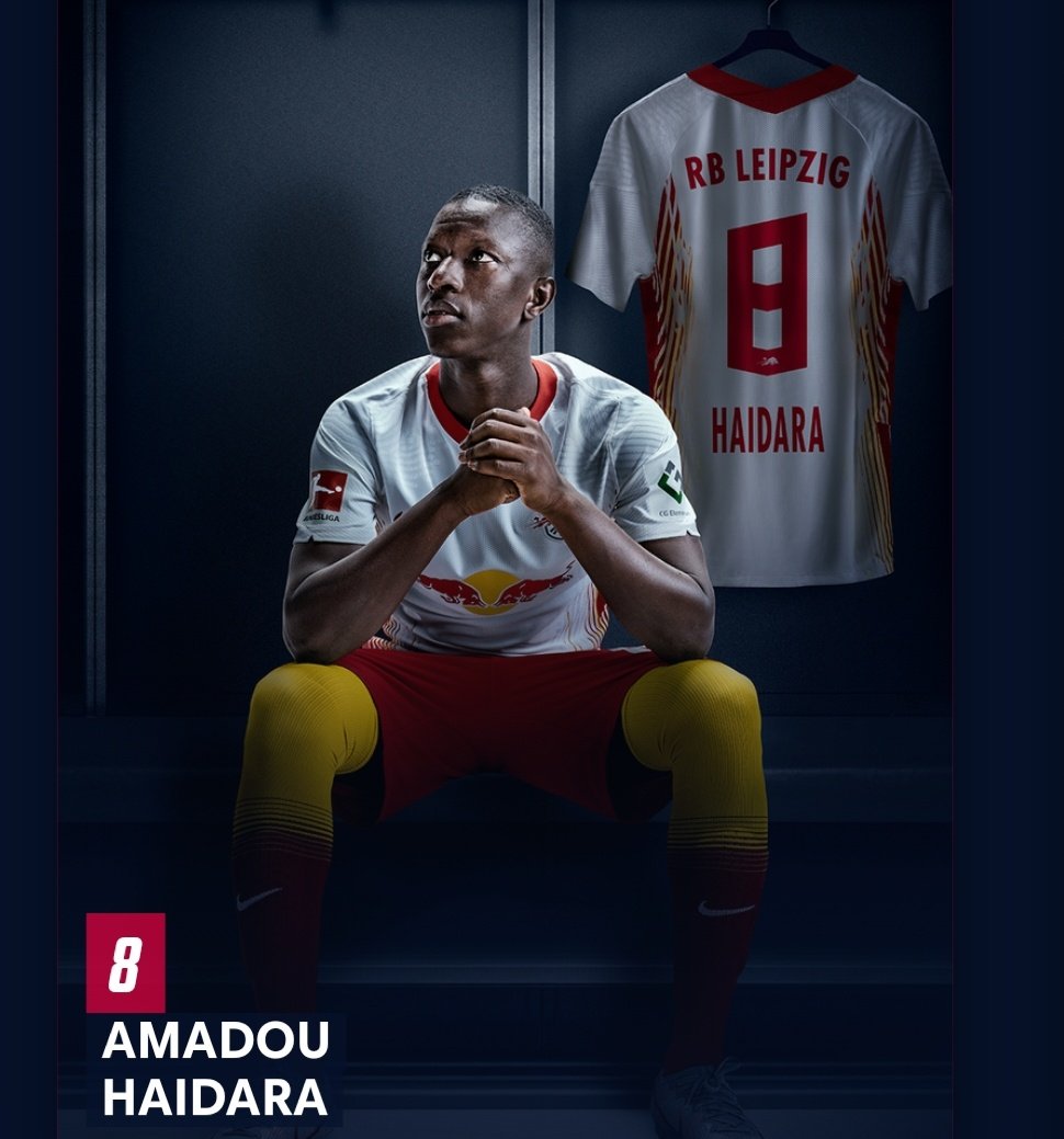 EspoirsduFoot's tweet photo. • 2015 : Amadou Haidara, capitaine de l'académie JMG à Bamako au Mali pose avec l'affiche de notre livre "Je veux devenir footballeur professionnel !"
• 2020 : Amadou Haidara est titulaire avec le RB Leipzig contre le PSG en Ligue des Champions.
#JVDFP https://t.co/gOPhdg5a3E