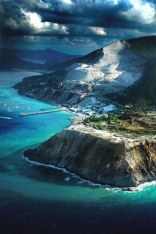 Lipari in the largest of a chain of Islands in a volcanic archipelago situated between Vesuvius and Etna, Italy 🇮🇹
Lipari is now definitely on my #BUCKETLIST You?