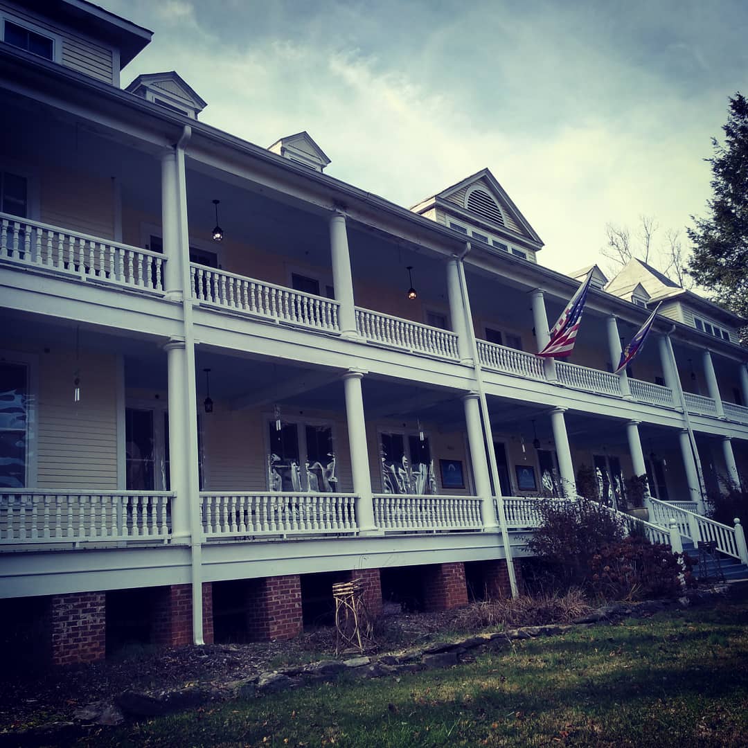 NAPSparanormal's tweet photo. The Grand Old Lady hotel in Balsam, NC. you guys should male plans to check it out. Beautiful location, especially in fall with the leaves changing color. 
#NAPSparanormal #grandoldladyhotel #TheShining #paranormal #ghosthunters #hauntings https://t.co/q99NXy191C