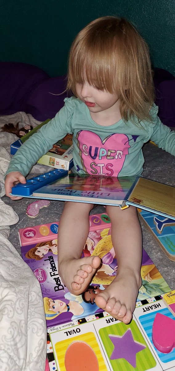 sossyarca's tweet photo. Books and Puzzles ❤ #ThreeYearsOld #FallBreakFun #ToddlerTime #ScheduledReading #ReadingIsFun https://t.co/UGPb8Ug72j