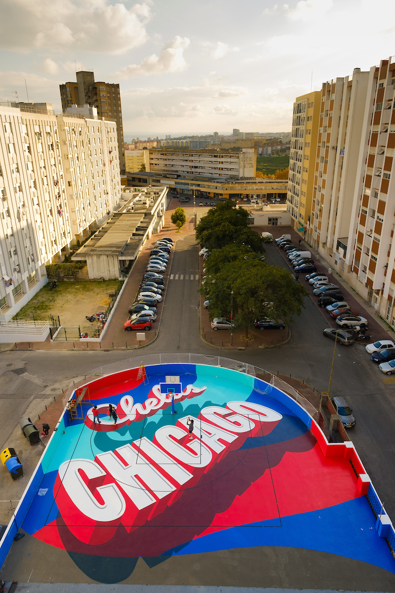 CamaraLisboa's tweet photo. Campo Chicago com nova vida. 🏀
O mítico campo de basquetebol do Bairro dos Lóios, em Chelas, foi remodelado e já está pronto para receber todos os fãs da modalidade outra vez.
#Lisboa #Halfstudio @by_hoopers https://t.co/7FnzuZxfhA