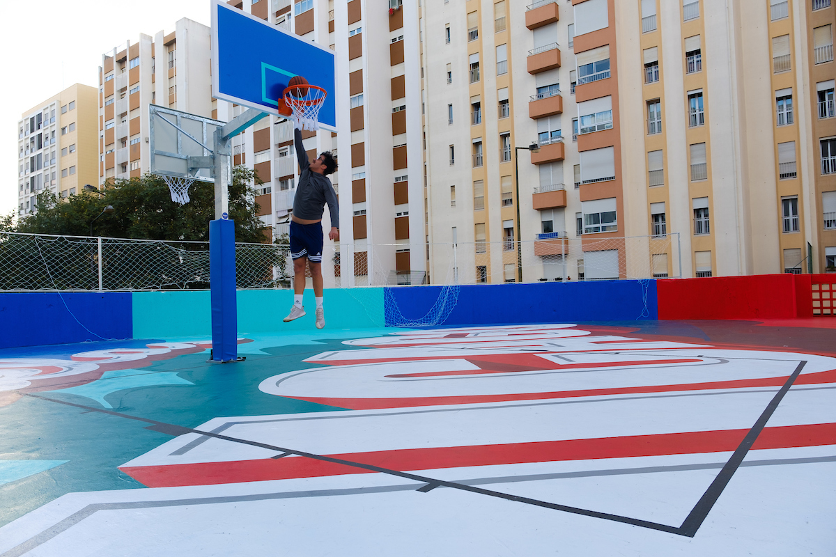 CamaraLisboa's tweet photo. Campo Chicago com nova vida. 🏀
O mítico campo de basquetebol do Bairro dos Lóios, em Chelas, foi remodelado e já está pronto para receber todos os fãs da modalidade outra vez.
#Lisboa #Halfstudio @by_hoopers https://t.co/7FnzuZxfhA