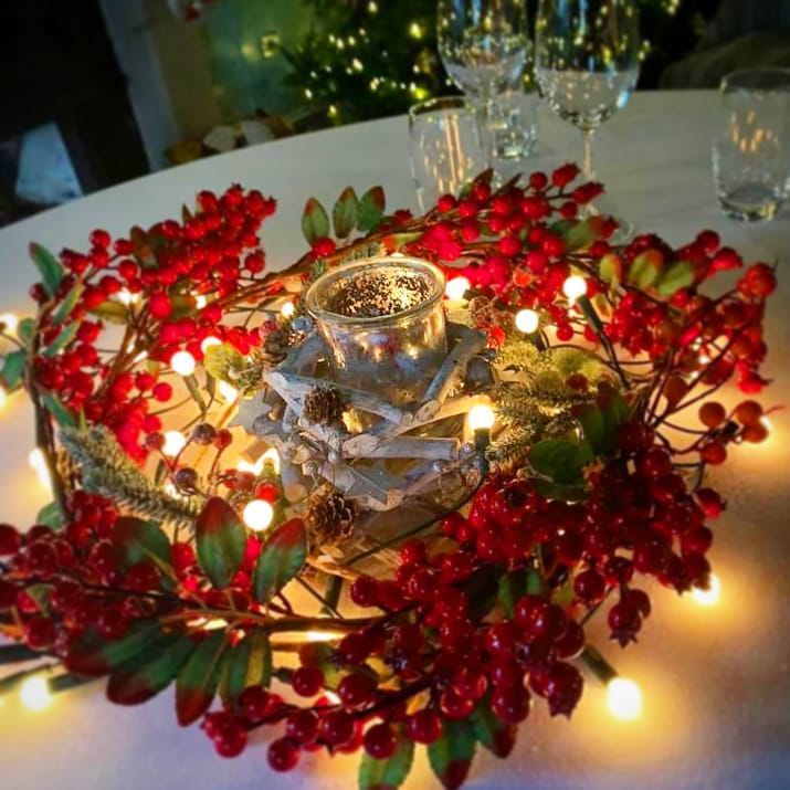 SchoolhouseD4's tweet photo. All set up and looking mighty festive... Keep an eye out this evening on #PrimeTime for somewhere you might recognise! 🎅🎄🎥

#rte #primetime #TheSchoolhouse #ballsbridge #christmas https://t.co/Z1h5K5YxeI