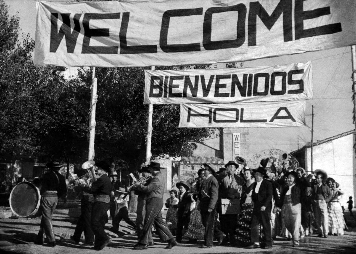 cdelamor_'s tweet photo. Una buena noticia, berlanguiano/na entra en el Diccionario de @RAEinforma. La de veces que lo hemos utilizado. Gracias a José Luis Borau que fue de los primeros en pedir que se incluyera. https://t.co/VKmOcyOQSk