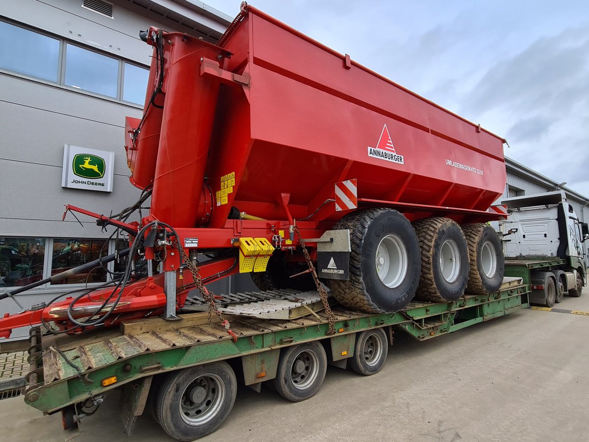 FarolLtd's tweet photo. Farol Transport have been moving some heavy metal recently... a John Deere 9560R followed by an Annaburger 32 tonne chaser bin! #FarolTransport #TransportTuesday #BigKit https://t.co/jagpq3wqDt