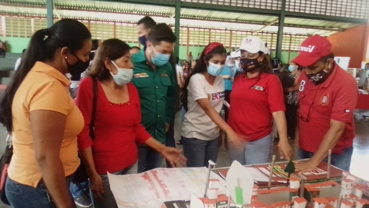 forjadores_la's tweet photo. #Yoinformo la Brigada Forjadores de la Revolucion de la Parroquia la concordia municipio san cristobal Táchira, en la expocision de maquetas del territorio que habitan a @WillyMedina_SC @B3ND3CIDA Vamos a votar este 6D ¡Venceremos! @FreddyBernal @ClapCristobal @BermudezJoseA https://t.co/tNMnVvmnpa