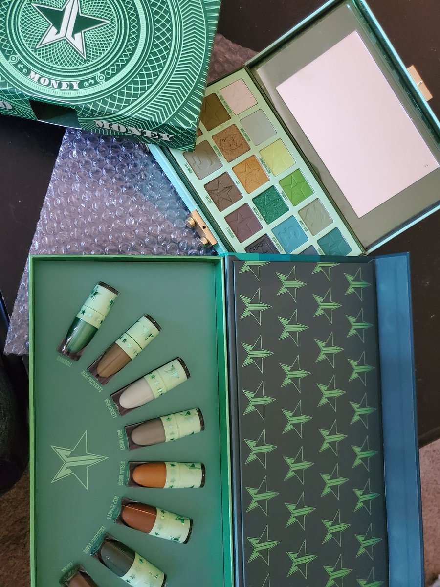 CynthiaStidham6's tweet photo. It came into day. The day I definitely needed a pick me up. 3 months ago my brother sent me a makeup palette for my early birthday present. That same day would be the last day I would ever receive anything from him ever again. I cant wait to play with this palette.  @JeffreeStar https://t.co/cJV62Ym9Sf