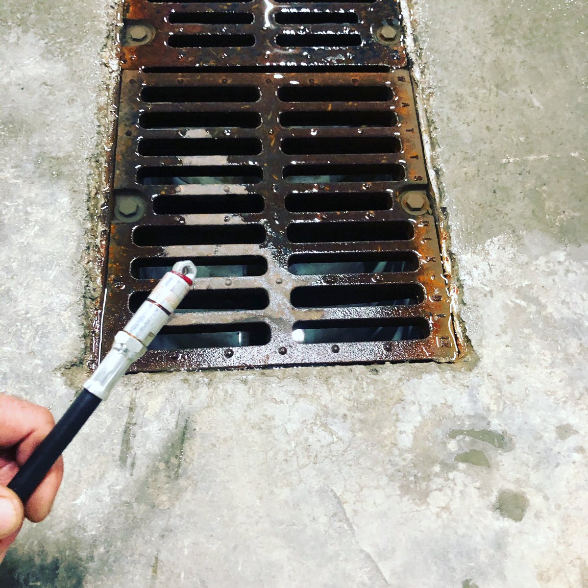 CompleteIAS's tweet photo. #tiptuesday no magnet or special tool to retrieve dropped items? Use a grease gun #cias #ateam #olympia  ##householditems #standardissue #partnumber121g https://t.co/YrTaNIiwPm