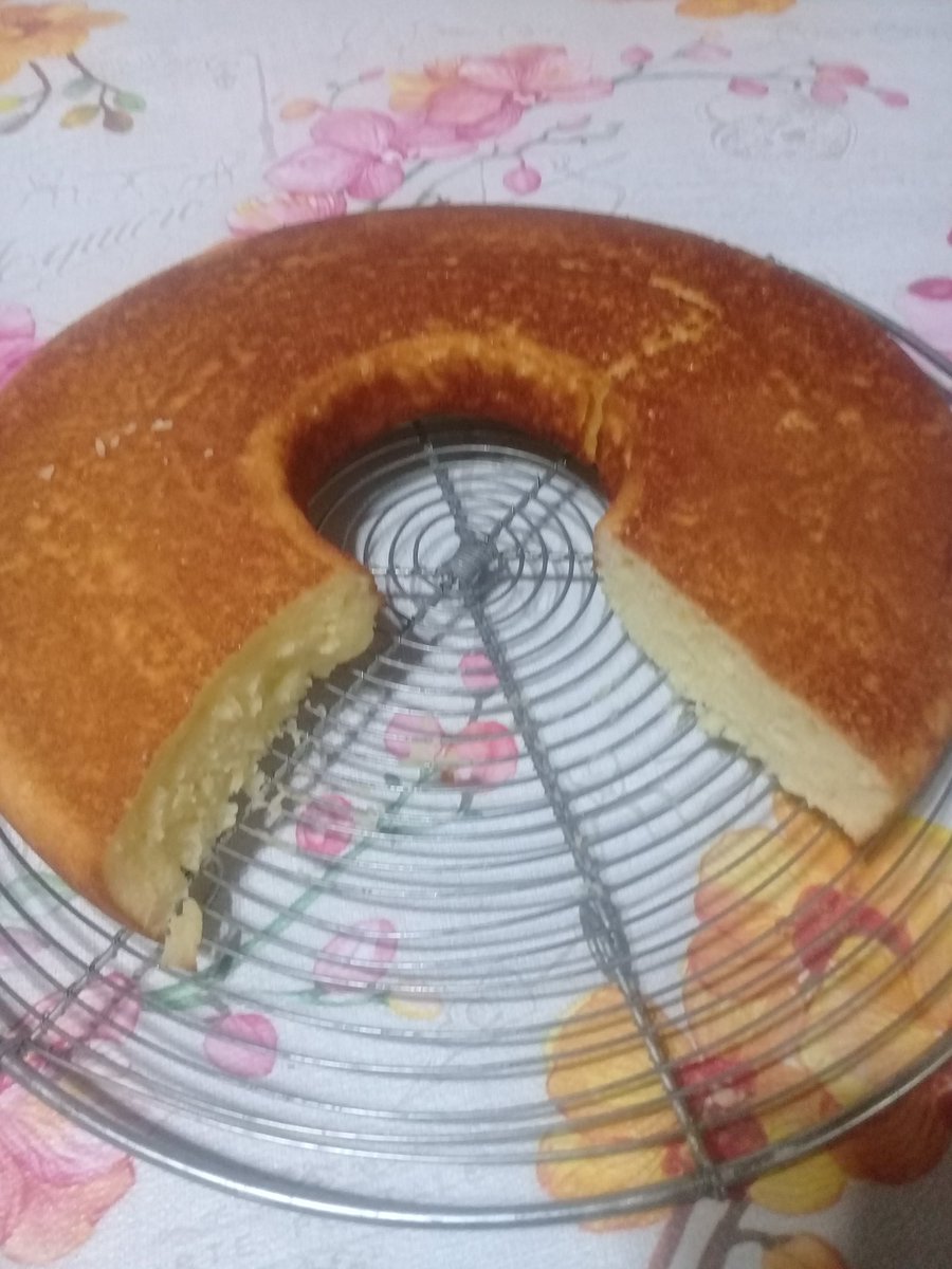 Y hablando de lácteos... El yogurt casero estaba medio pasado, así que se transformó en torta.