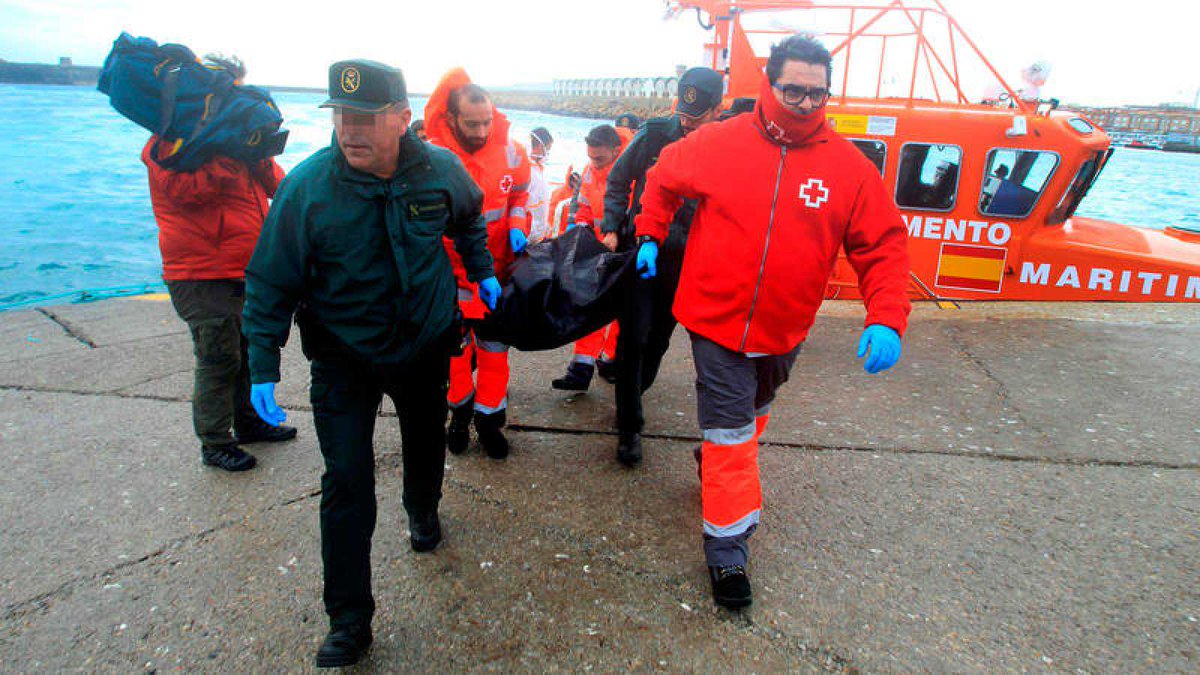 Miguel_Domingo's tweet photo. Hoy ha muerto un enorme compañero de @CruzRojaEsp. Se lo ha llevado el coronavirus con 48 años. 
Fue en quien más me apoyaba para ayudar a los compañeros que cubrían pateras. A quien llamaba a cualquier hora y para todo. Siempre amable, siempre dispuesto y con una gran sonrisa https://t.co/bGcbERsJyQ
