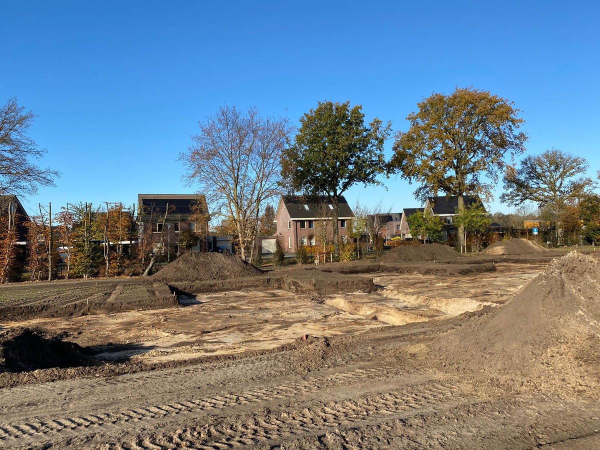 BramBhi's tweet photo. Deze week zijn we gestart met het grondwerk voor fase 1 #Annahaeghe in Venray. Fase 100% verkocht. Fase 2 inmiddels ook al ruim 70% verkocht. Begin volgend jaar hebben we 46 woningen in uitvoering. Mooie vooruitzichten. #trots @BouwmijJanssen @JTPMDriessen #Renschdael #Annapark. https://t.co/W2HHpUFKF1