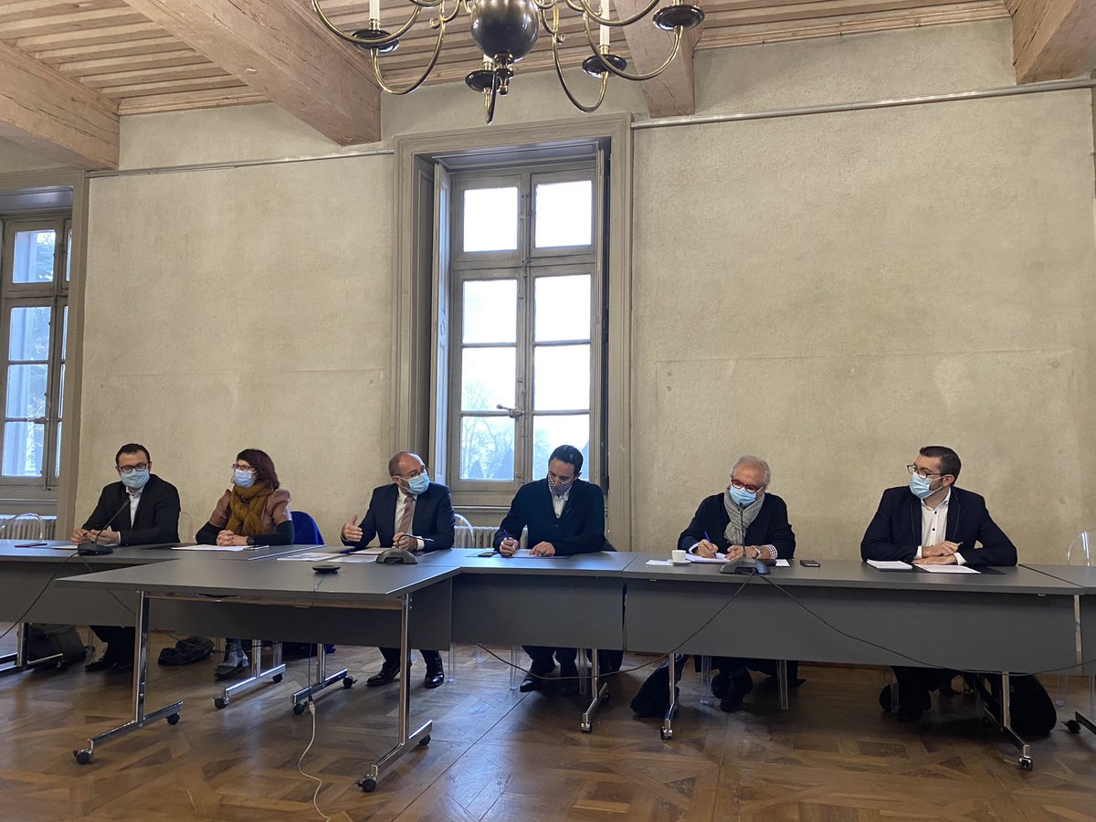 XavierODO's tweet photo. Conf de Presse, avec mes collègues maires, ns créons des projets sur la sécurité en mutualisant nos moyens : police Municipale et création d'un CSU intercommunal. Le @grandlyon dit Niet au financement. Et @auvergnerhalpes tu nous aides? Nos habitants ont besoin de soutien. https://t.co/dzTV80DqwZ