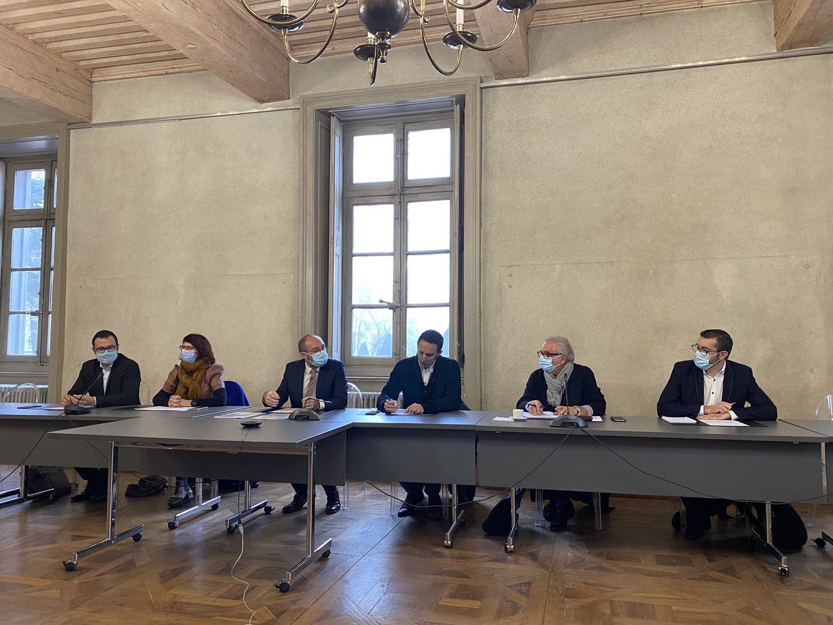 XavierODO's tweet photo. Conf de Presse, avec mes collègues maires, ns créons des projets sur la sécurité en mutualisant nos moyens : police Municipale et création d'un CSU intercommunal. Le @grandlyon dit Niet au financement. Et @auvergnerhalpes tu nous aides? Nos habitants ont besoin de soutien. https://t.co/dzTV80DqwZ