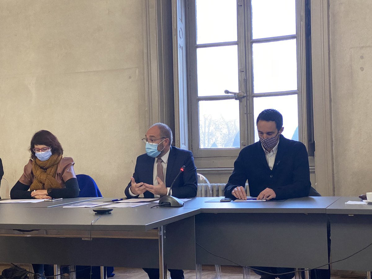 XavierODO's tweet photo. Conf de Presse, avec mes collègues maires, ns créons des projets sur la sécurité en mutualisant nos moyens : police Municipale et création d'un CSU intercommunal. Le @grandlyon dit Niet au financement. Et @auvergnerhalpes tu nous aides? Nos habitants ont besoin de soutien. https://t.co/dzTV80DqwZ