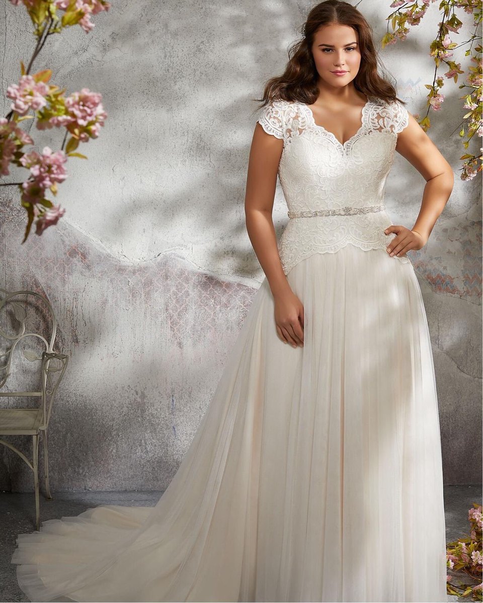 circleparkbride's tweet photo. Adding a belt is a nice way to bling up your gown while also drawing in your waist!
Who loves a blingy belt ?!
.
.
.
#everybodyeverybride #bridalboutique #plussizebride #plussizefasion #weddingdress #plussizebrides #plussizeweddingdres #plussizelove #curvygirl #curvybride https://t.co/CVphE66qm7