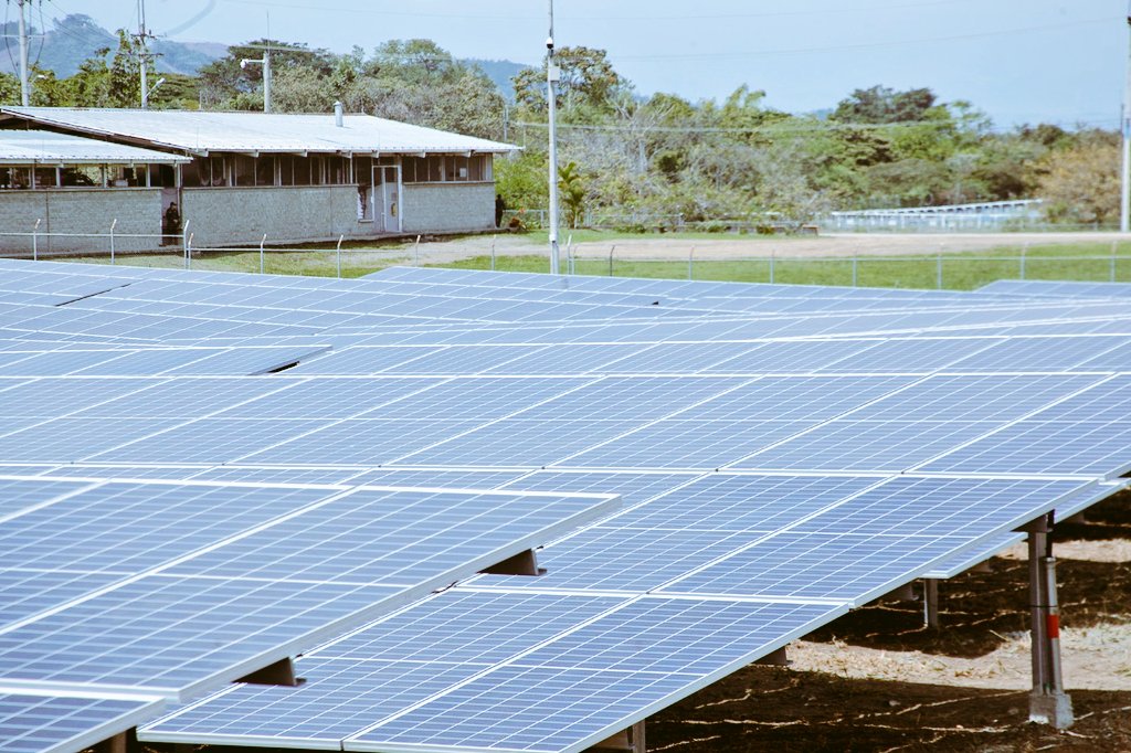 GobCauca's tweet photo. 2. Esta construcción es una apuesta por la innovación, el cierre de brechas, el empleo, el cuidado del medio ambiente a través de la generación de energías limpias y la reactivación económica con sostenibilidad empresarial. #CEO y @colombina_s. #Avanzando https://t.co/cK5L9SK9Ah