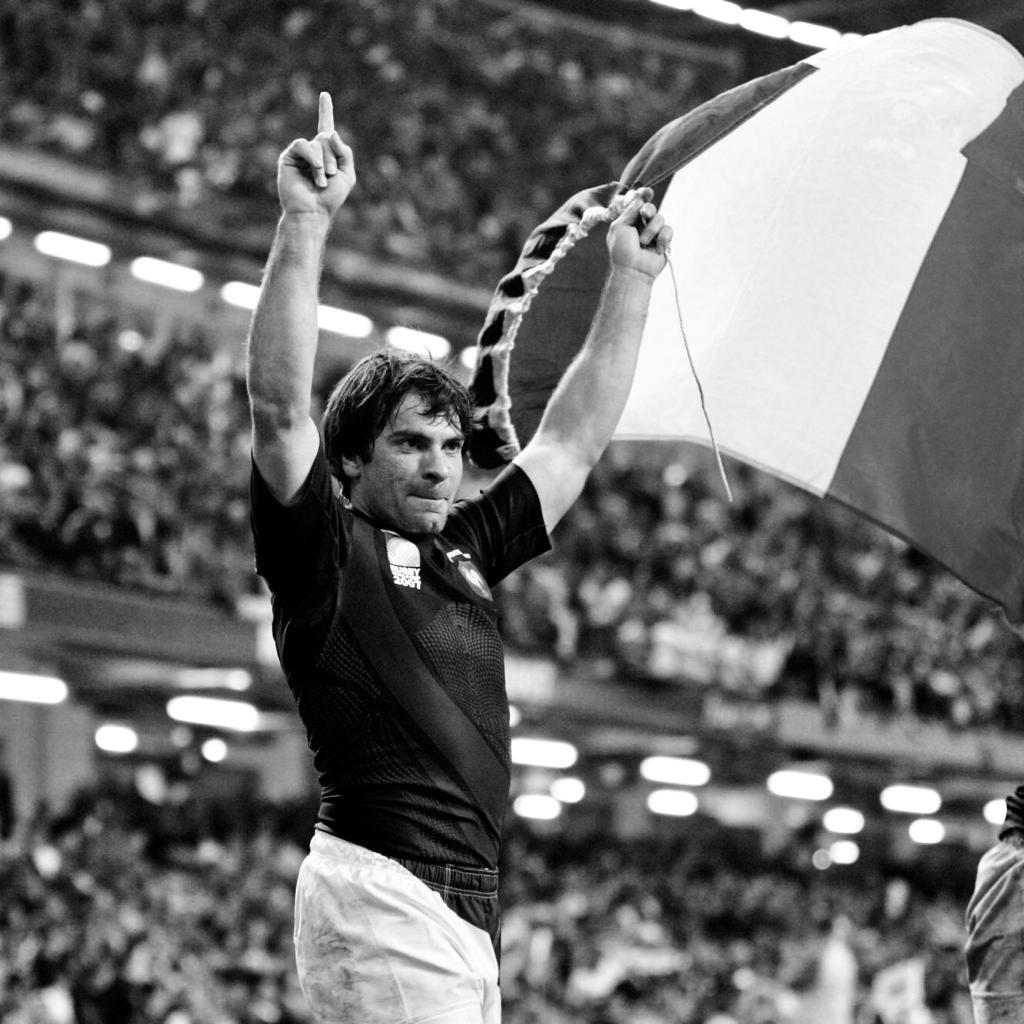 Bleu blanc rouge.
Quand ce qui nous unit, un sport à part, perd l'un des siens, qu'il est dur de penser à la joie et au bonheur des matchs qu il a illuminé de son talent
