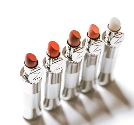 Holiday glam is here 🌟 and lipstick is the star. The Perfect Pout Lipstick delivers a buildable, luxurious formula that comes in rich pigments with plumping benefits.
Unique and elegant packaging makes it a beautiful purse staple or stylish gift. 💋