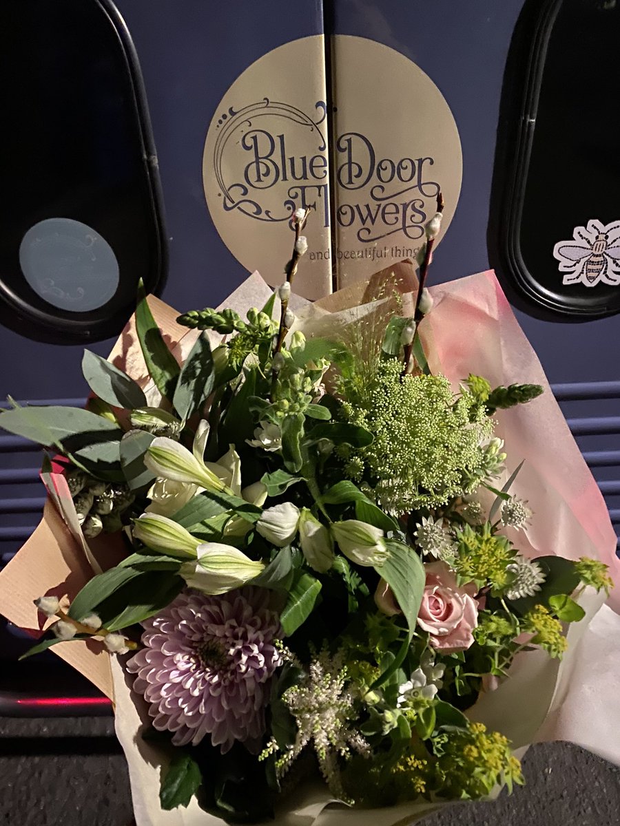 Delivering in the dark... It’s THAT time of the year; go to work in the dark, come home in the dark, essentially feel a lot like a badger. Blue Door bouquets still look pretty in the twilight though... #gift bouquets #flowersdelivered #verybluedoor #notallbouquetsarecreatedequal