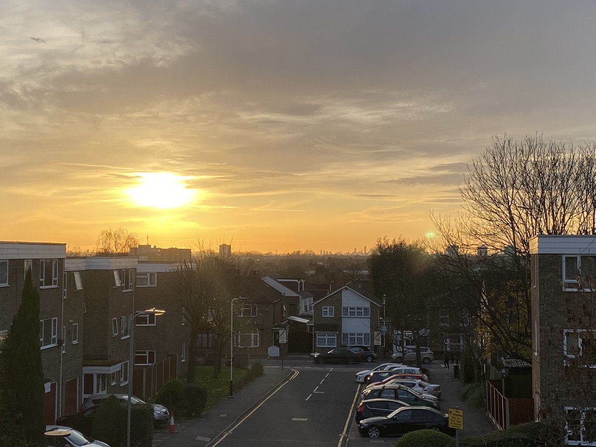 HylandsPrimary's tweet photo. Sunset over Romford https://t.co/T2AkeimrGN