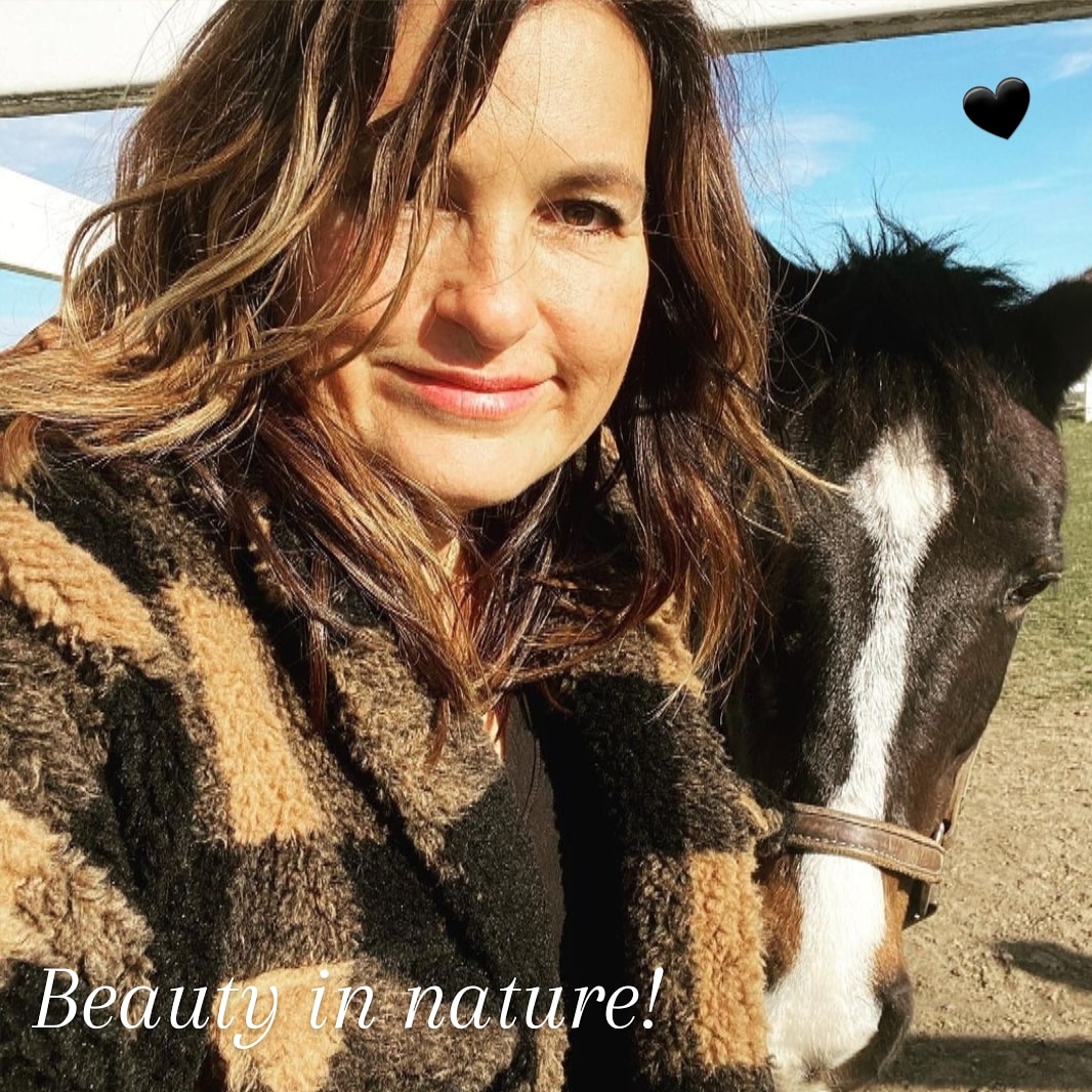 ItMariska's tweet photo. My 2 favourite "things" in the entire universe! @Mariska and #horses!So much love in one pic!So good for my heart, eyes&Soul!๐๐๐
#HorsingAround #BarnBuddy #JustTwoFilliessayingHay #Balance #Beauty #BeautyInNature #SelfCare #SaddleUp #WearAMask #GallopingWithGratitude #svu https://t.co/Iw0az7uOgM