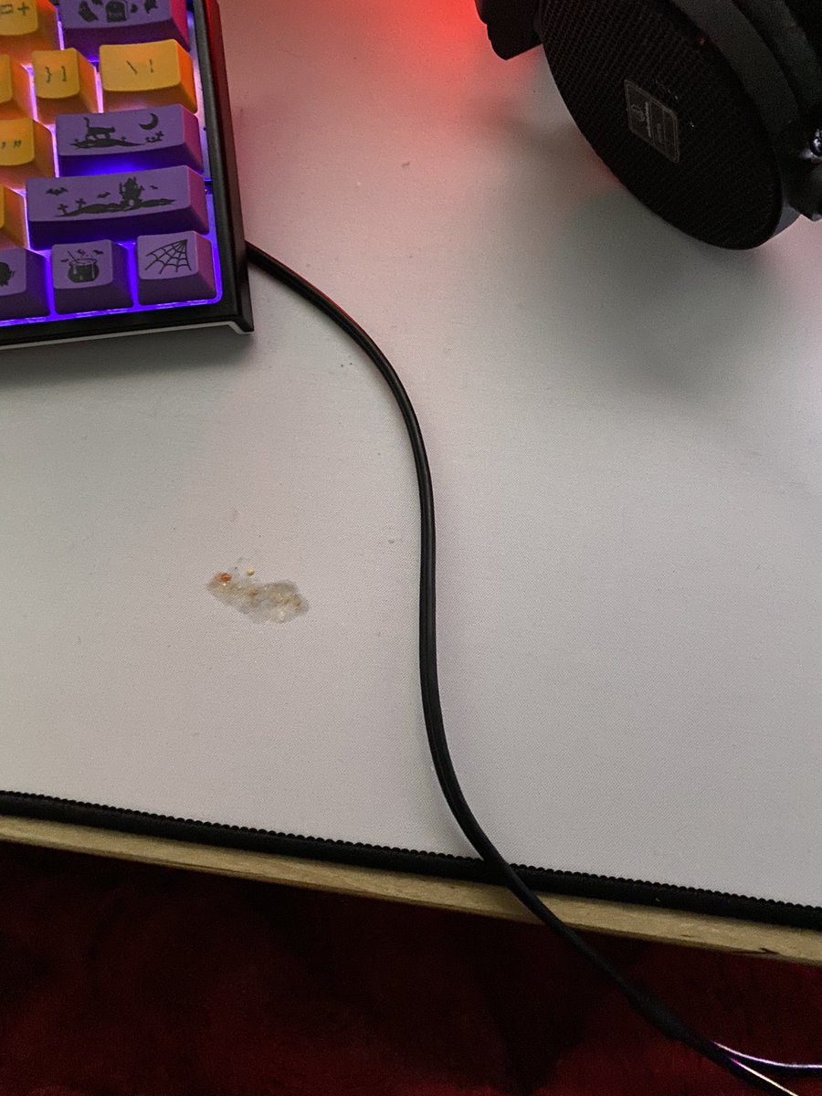 Ambrosiaa_'s tweet photo. NOOOO! The streak ends! I have dropped lettuce covered in ketchup from my burger on the mouse pad! Whyyyyyyy😖 https://t.co/070p1l8IrM