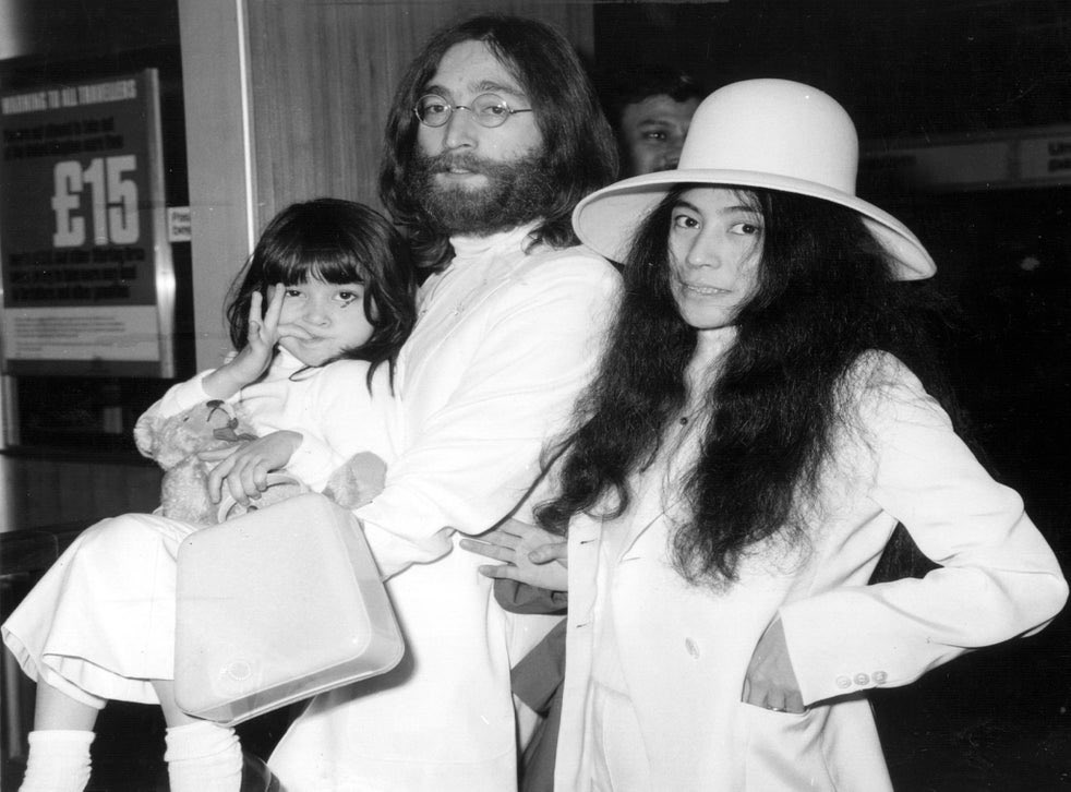 𝖸𝗈 𝖮𝗄𝖺𝖽𝖺 上の写真は オノヨーコ と前夫アンソニー コックスとの娘kyokoちゃん 娘さんの親権放棄する前 1969年7月ヒースロー空港で撮影した ジョン レノンとオノヨーコと3人一緒という貴重な写真 Twitter