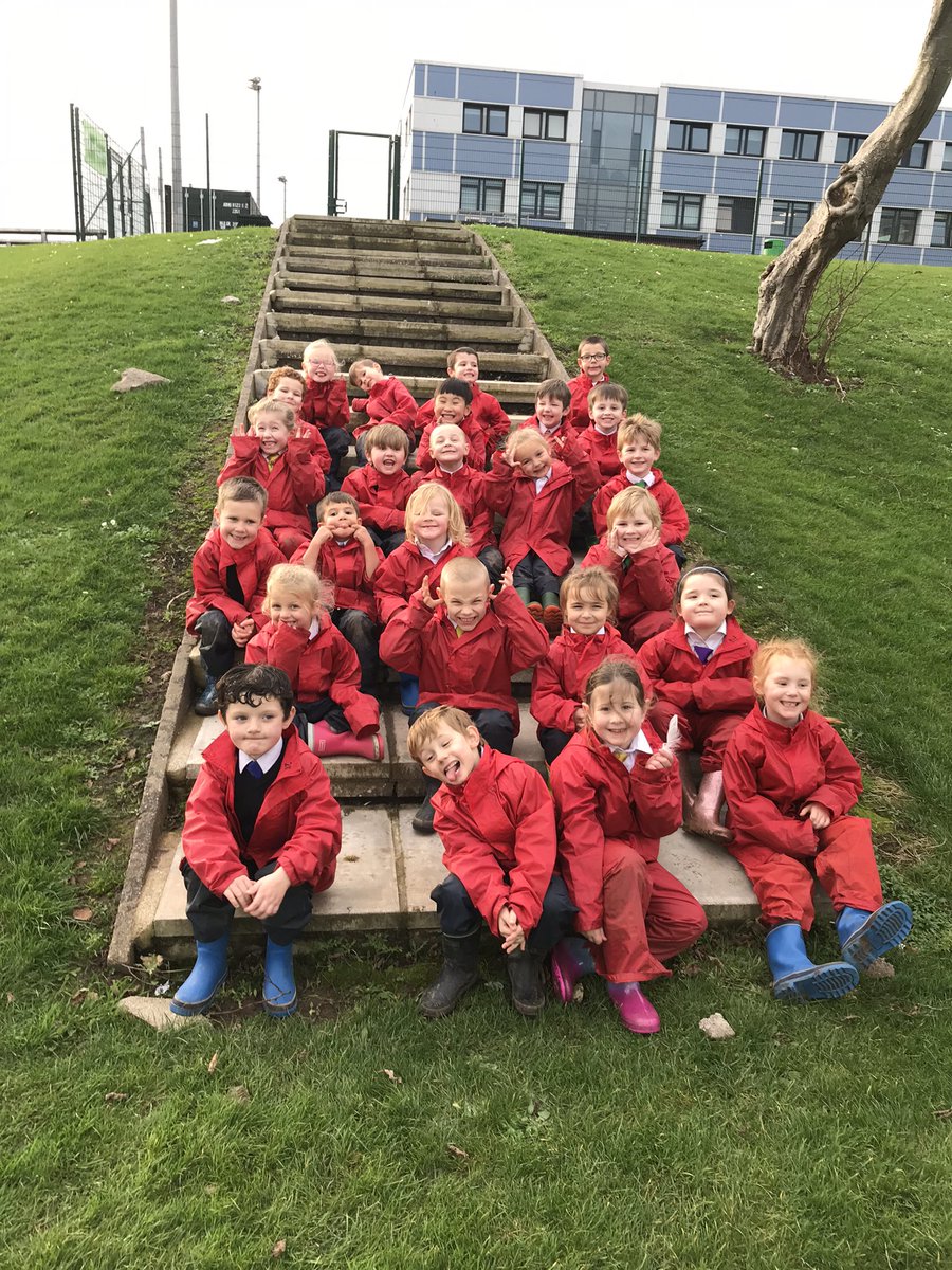 MrsBatemanFS's tweet image. Year 1 were using leaves to develop their science skills today.  Collecting, collaborating, classifying and celebrating.