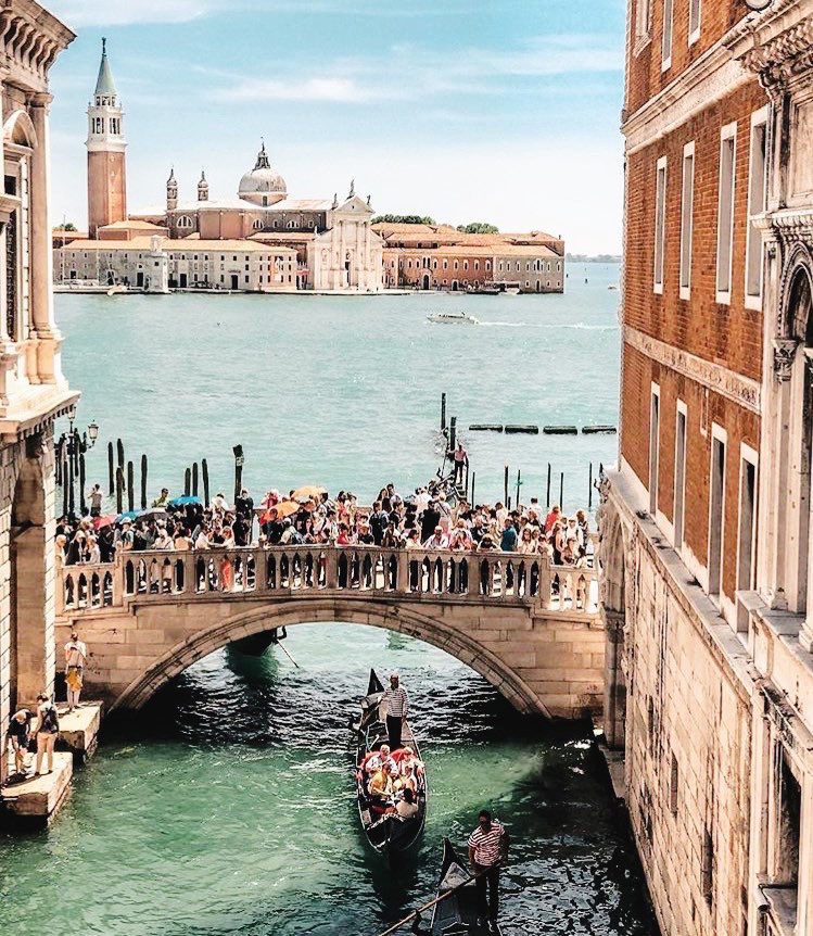 Venice looks like a dream 😍 

#Italy #GivingTuesday #tuesdayvibe