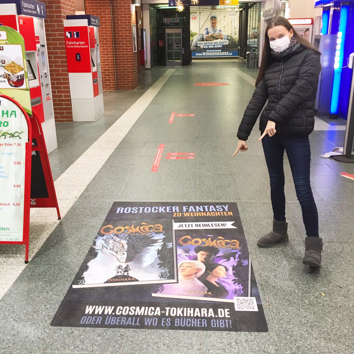 t__tokihara's tweet photo. 👀Ab heute startet meine erste Werbekampagne zu Cosmica auf dem Rostocker Hauptbahnhof 📚 #rostock #buch #Werbekampagne #autorin #nureinbisschenstolz https://t.co/konQSlhx0q