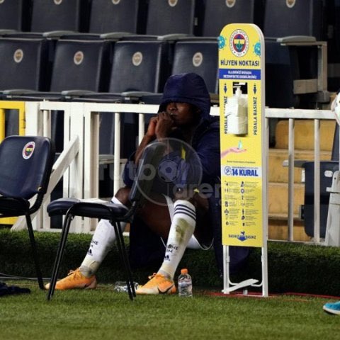 Bizim için önemli olan senin gol atman değil bu forma için sonuna kadar savaşman.Seni seviyoruz ve sana güveniyoruz...
#WeBelieveYouSamatta